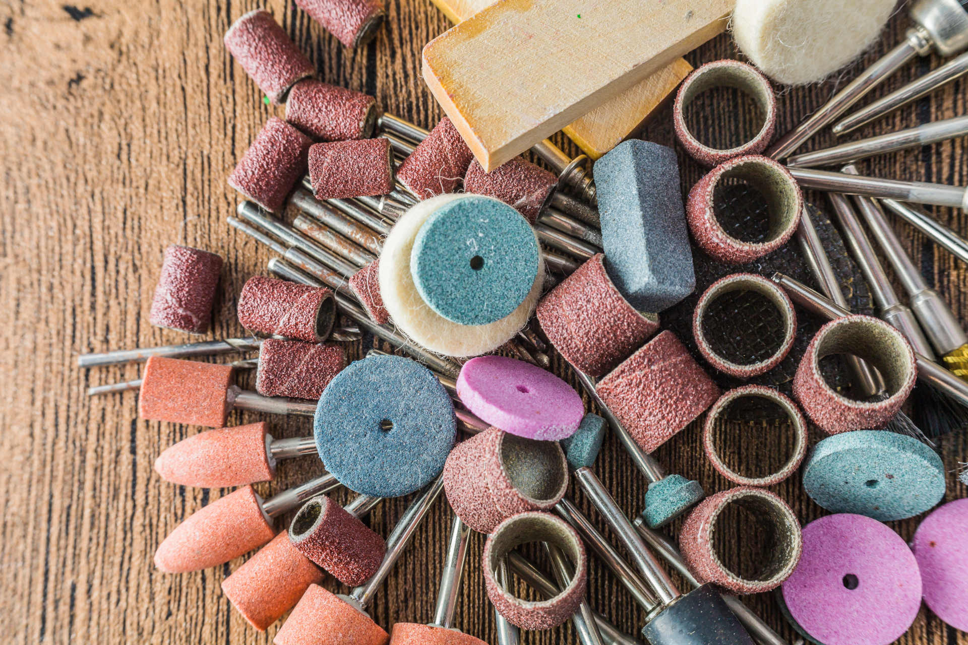 06-skeletima-1920x1280-repairing-tools