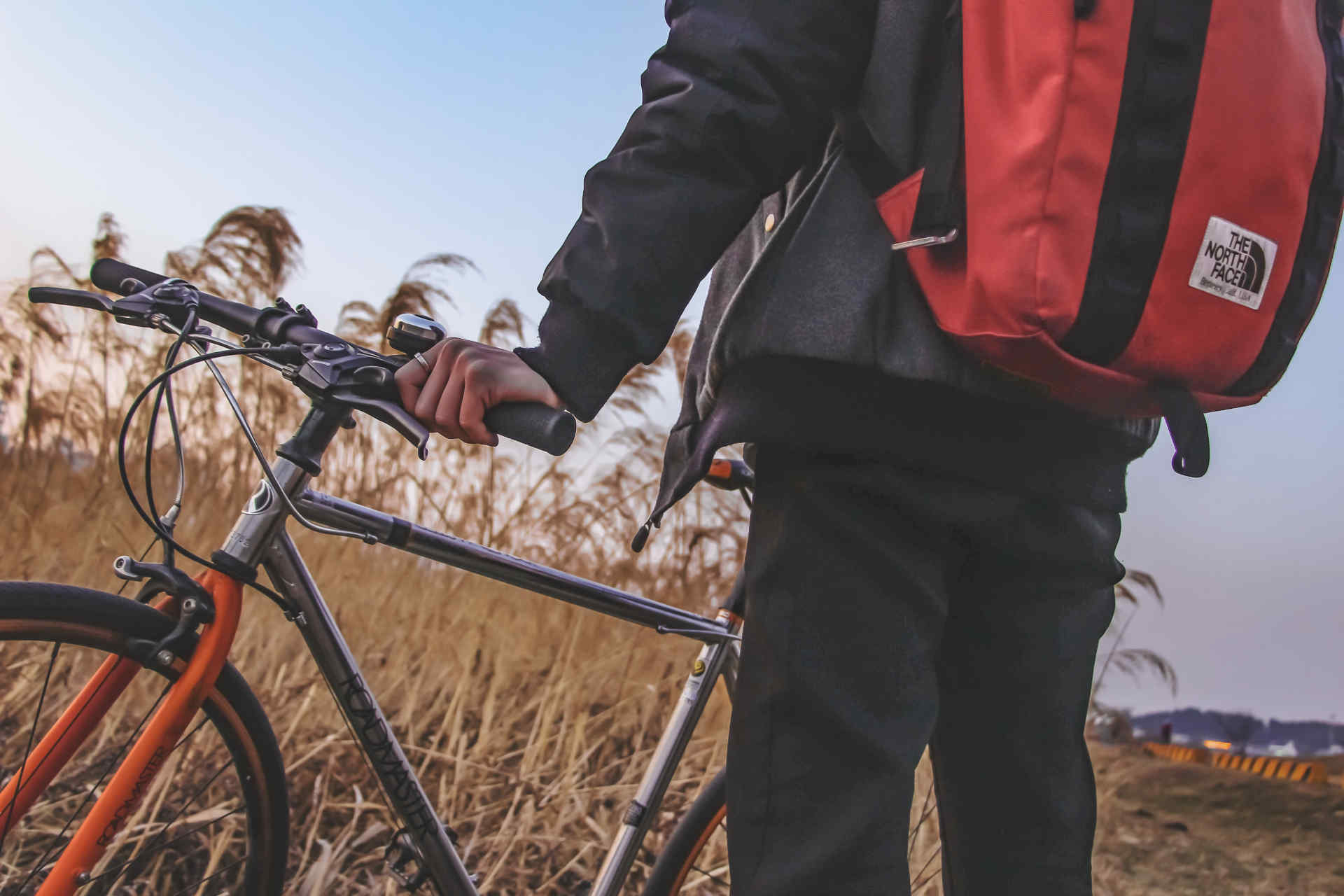 un-uomo-con-una-bicicletta-piedi-sul-campo